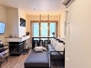 Smart-tv, eldstad, dvd-spelare och böcker