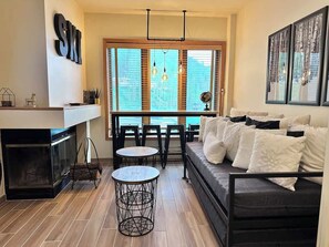 Smart TV, fireplace, DVD player, books