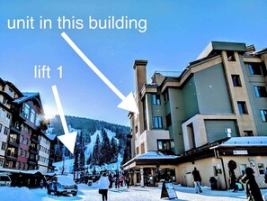Ein Gebäude mit einer Seilbahn, das auf einen Standort in der Nähe eines Skigebiets hinweist.