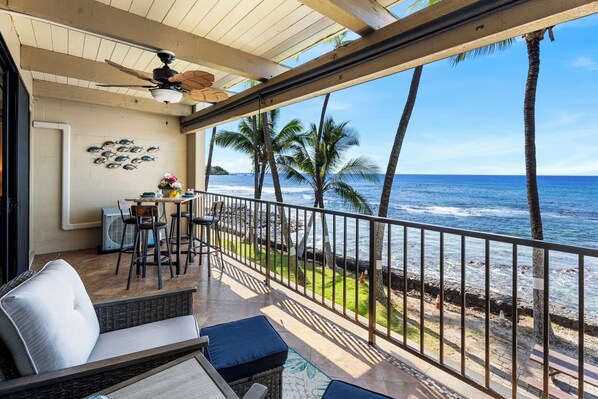 Terrace/patio - Charming 2-bedroom Oceanfront Condo in Kailua-Kona with AC, WiFi (Kailua-Kona)