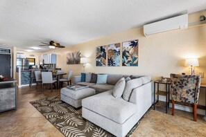 Smart TV, books - Charming 2-bedroom Oceanfront Condo in Kailua-Kona with AC, WiFi (Kailua-Kona)