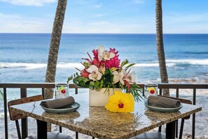 Outdoor dining - Charming 2-bedroom Oceanfront Condo in Kailua-Kona with AC, WiFi (Kailua-Kona)