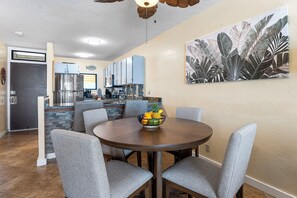 Dining - Charming 2-bedroom Oceanfront Condo in Kailua-Kona with AC, WiFi (Kailua-Kona)