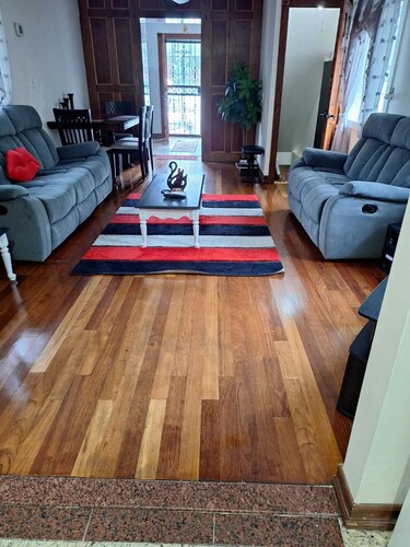 Newly renovated 2 bedroom 20 minutes from Manhattan and LaGuardia airport 