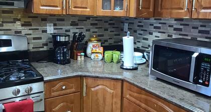 Newly renovated 2 bedroom 20 minutes from Manhattan and LaGuardia airport