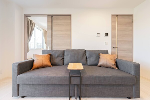 Room 301, non-smoking | Living area