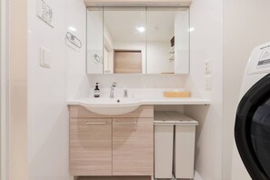 Apartamento básico, no fumadores (301) | Baño | Bañera y ducha independientes y artículos de higiene personal gratuitos