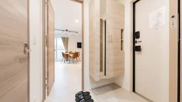 Room 202, non-smoking | Living area