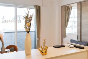 Room 301, non-smoking | Living area