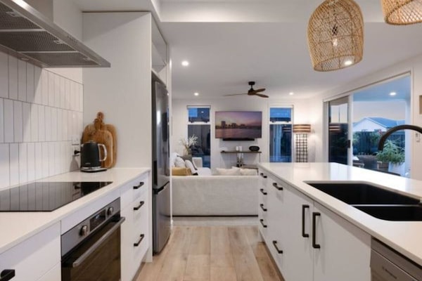 Een magnetron, een oven, een kookplaat, een vaatwasser