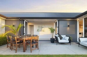 Outdoor dining - Executive Modern Home (Papamoa)