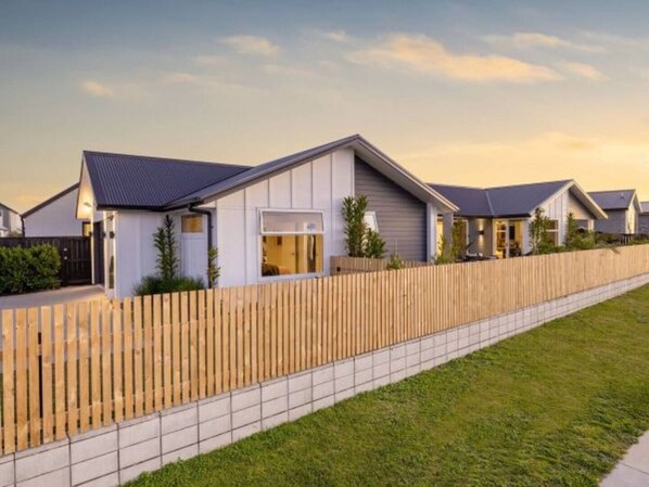 Exterior - Executive Modern Home (Papamoa)