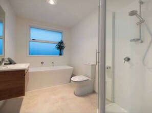 Shower, towels, soap, toilet paper - Executive Modern Home (Papamoa)
