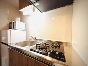 Refrigerador, microondas, placa de cocina