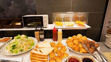 Frokostbuffé hver dag (mot et tillegg)