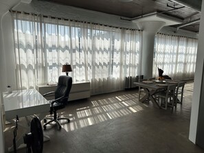 Dining - Chic 1-bedroom with high ceiling, open plan,in beautiful arts district (Los Angeles)