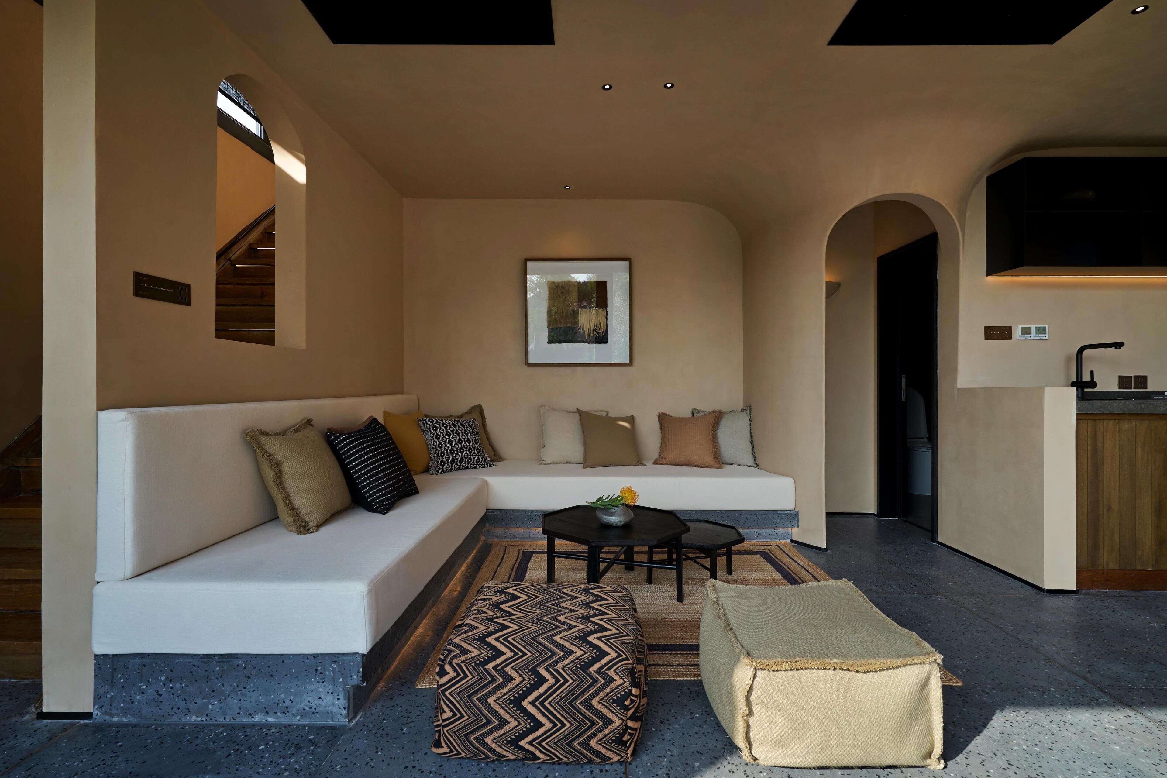 Un salon moderne avec un canapé, une table basse et un tapis.