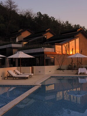 Seasonal outdoor pool, open 9:00 AM to 7:00 PM, pool umbrellas