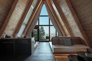 Comfort Tree House, Balcony, Hill View | Down comforters, pillowtop beds, free minibar, desk