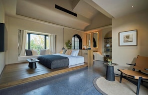 Down duvets, pillow-top beds, free minibar, desk - Anji ke gamer wild luxury Resort villa (Huzhou)