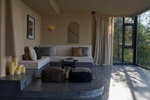 Comfort House, Courtyard View | Living room