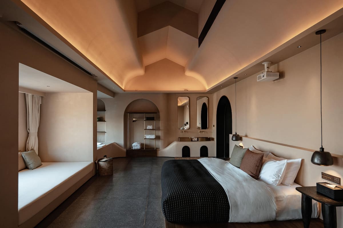 1 bedroom, down duvets, pillow-top beds, free minibar