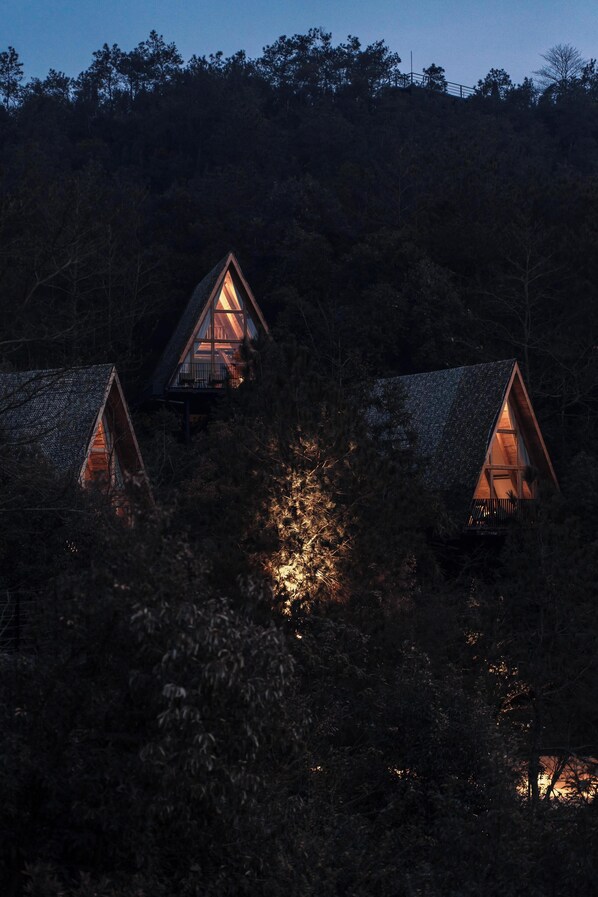 Comfort Tree House, Balcony, Hill View | 1 bedroom, down comforters, pillowtop beds, free minibar