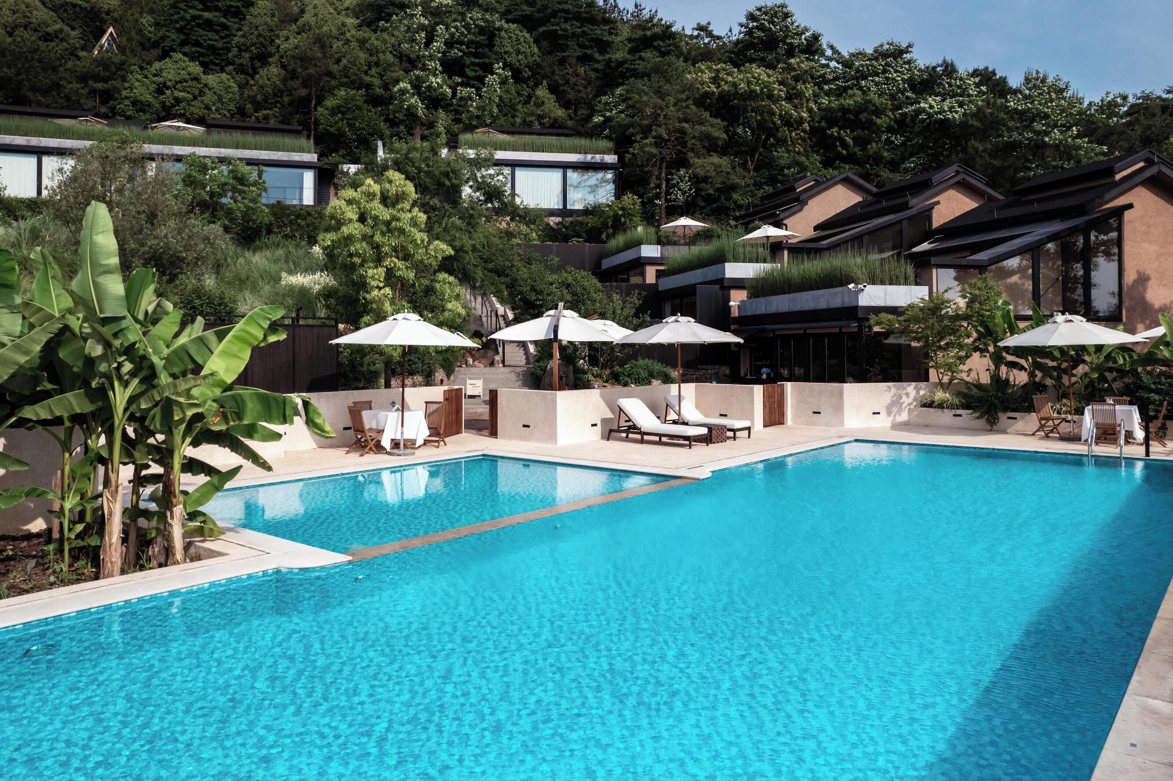 Kolam renang outdoor musiman, dengan payung kolam renang