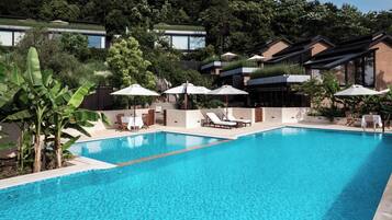 Kolam renang outdoor musiman, dengan payung kolam renang