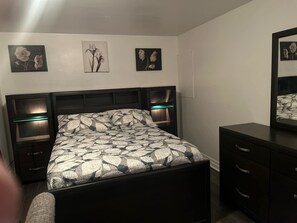 2 habitaciones, escritorio, tabla de planchar con plancha y wifi gratis 