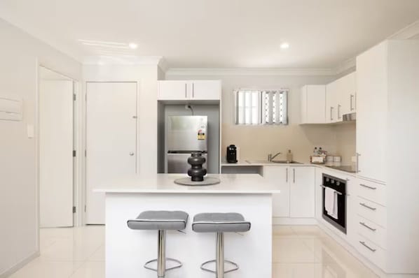 Deluxe Apartment | Cuisine privée | Réfrigérateur, four à micro-ondes, un four, surface de cuisson