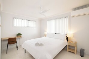 1 bedroom, desk, laptop workspace, iron/ironing board - Smart Suites Self Check-in Apartments - 31A Freney (Rocklea)