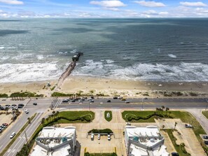 Beach nearby - Near Beach~Lush View~Heated Pool~Balcony~Hot Tub (Galveston)