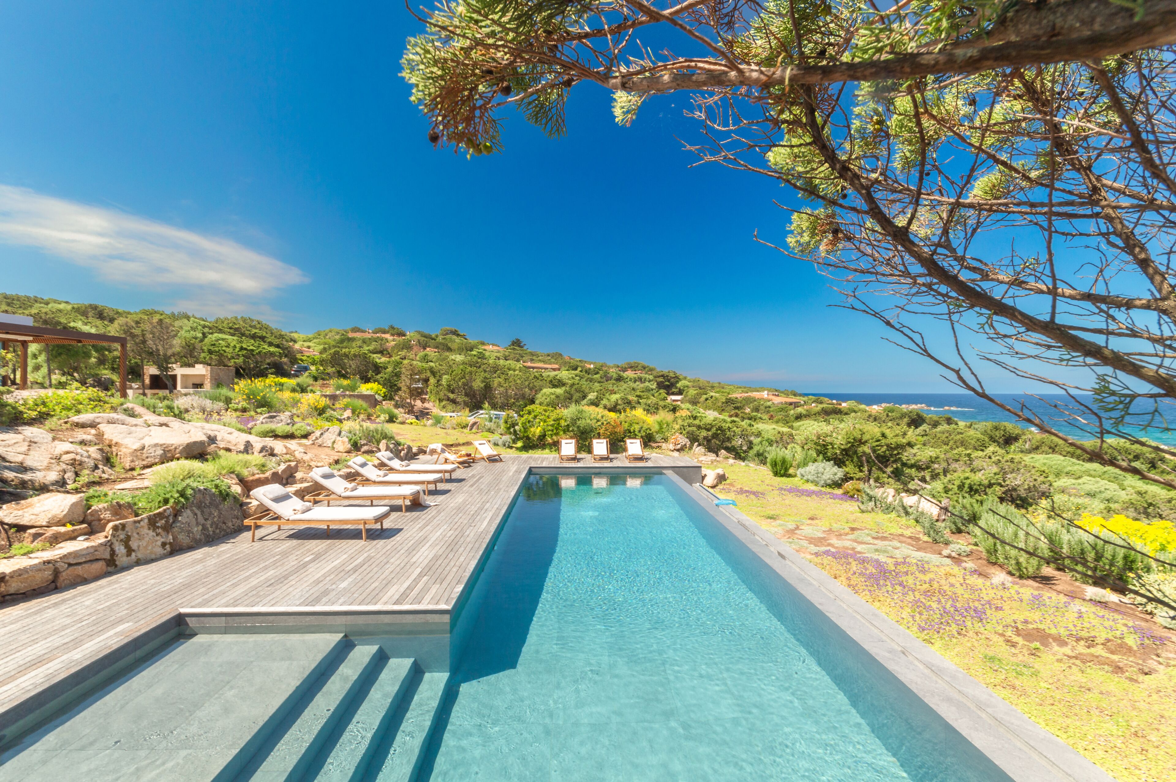 حمّام سباحة مُدفَّأ