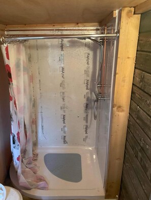 Een douche, handdoeken