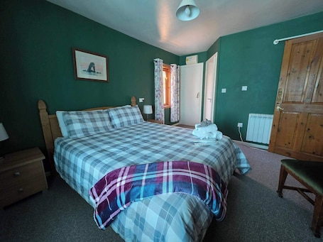 3 bedrooms, WiFi, bed sheets. Woodlands Cottage cottage sleeps 5