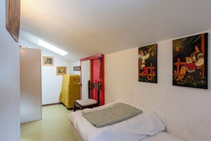 3 chambres, fer et planche à repasser, Wi-Fi, draps fournis