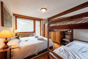 3 bedrooms, iron/ironing board, bed sheets