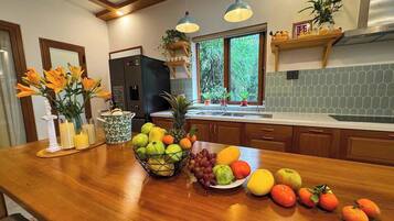 Kjøkkenutstyr og spisebord