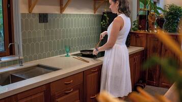 Cookware/dishes/utensils, dining tables