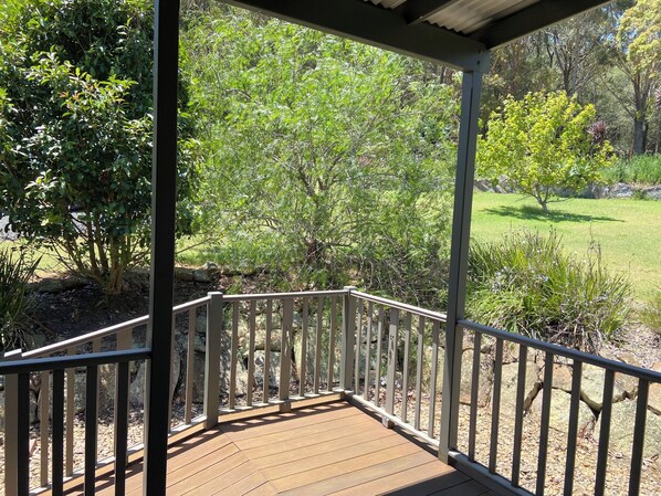 Property grounds - Kookaburra Cottage 5 mins to beaches, national park, cafe's on the Central Coast (Bensville)