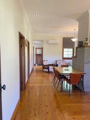 Dining - Kookaburra Cottage 5 mins to beaches, national park, cafe's on the Central Coast (Bensville)