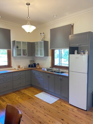 Fridge, microwave, oven, stovetop - Kookaburra Cottage 5 mins to beaches, national park, cafe's on the Central Coast (Bensville)