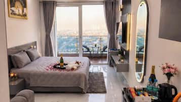 Luxury Studio Suite, 1 Bedroom, City View | Interior