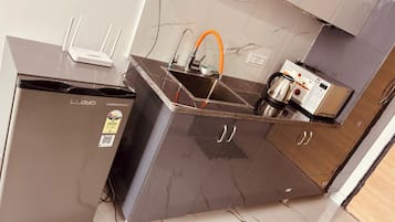 Luxe studio suite, 1 slaapkamer, uitzicht op de stad | Privékeuken | Een koelkast, een microgolfoven