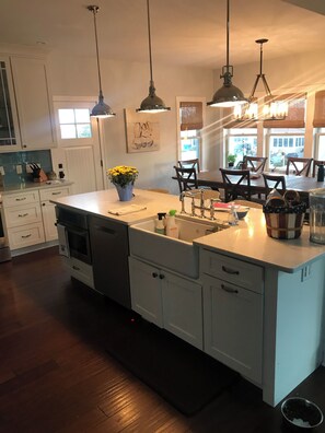 Private kitchen - WATERFRONT 5-bedroom w/heated pool NORMANDY BEACH (Lavallette)