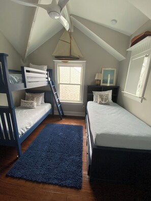 5 Schlafzimmer, Bügeleisen/Bügelbrett
