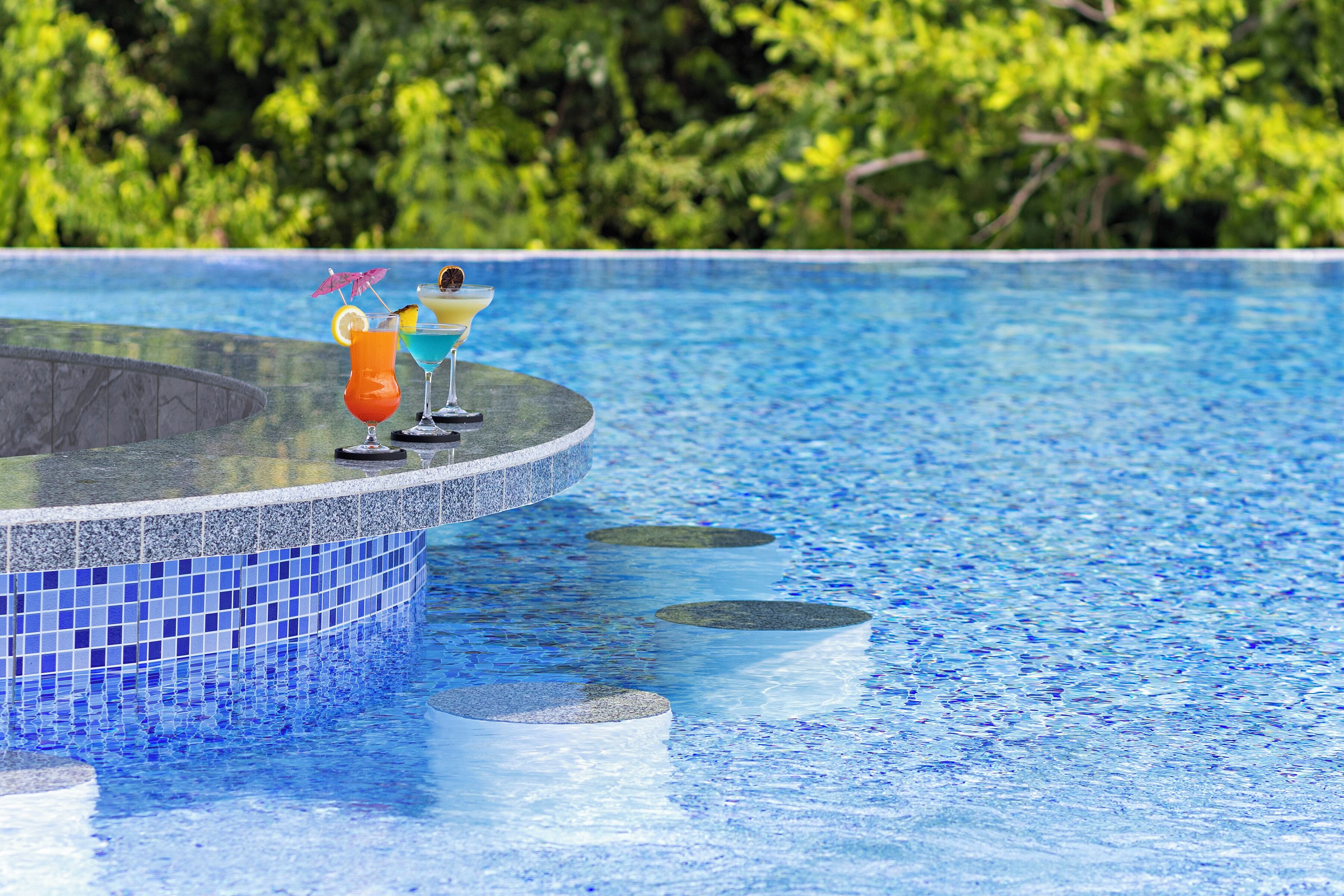 3 bares o lounges, bar en la alberca, bar junto a la alberca 