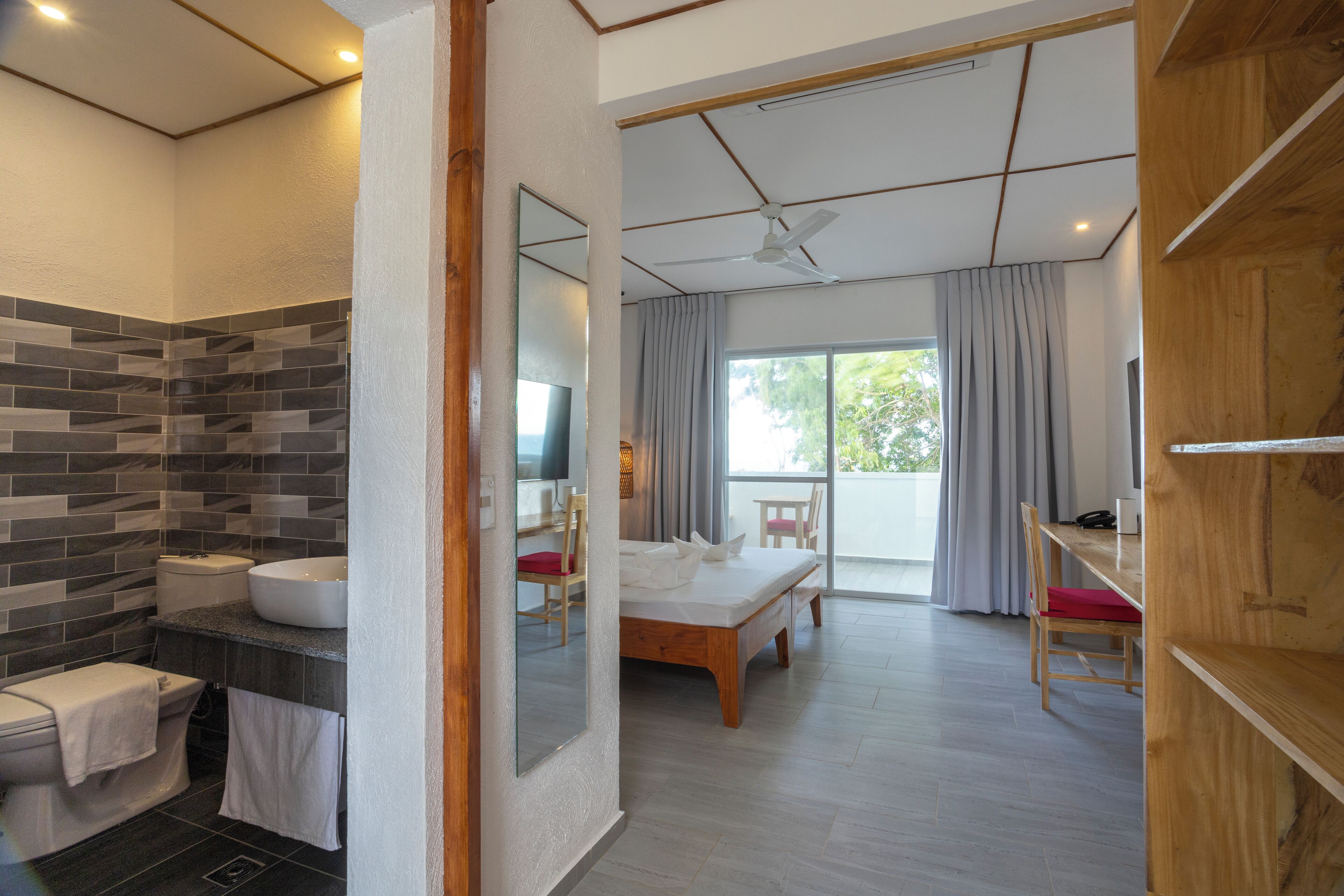 Habitación doble Deluxe, balcón, vista al océano | Caja de seguridad en la habitación, escritorio y cortinas blackout 