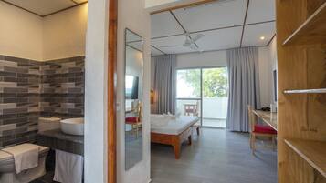 Quarto casal luxo, sacada, vista para o oceano | Cofres nos quartos, escrivaninha, cortinas blackout, Wi-Fi de cortesia